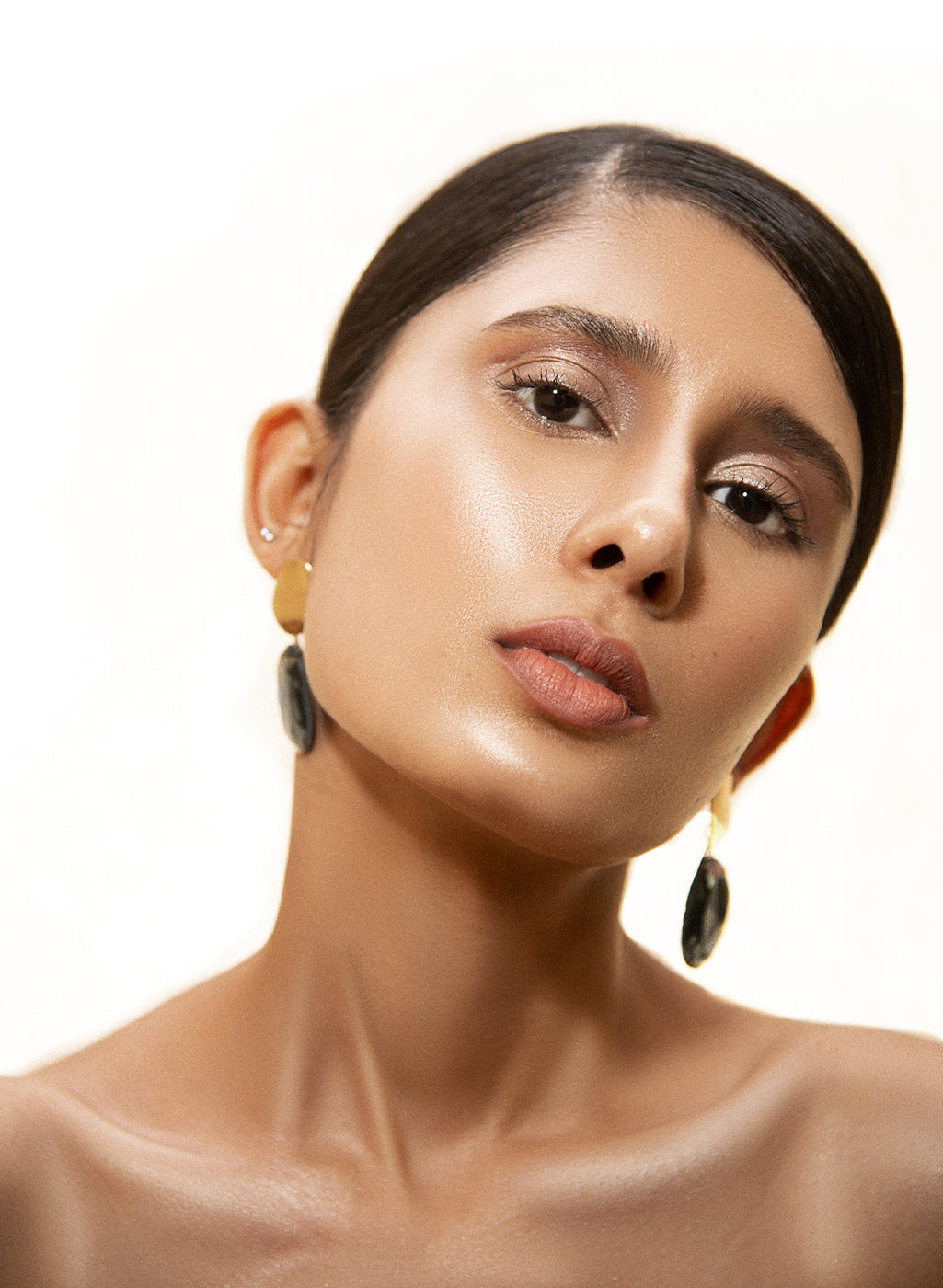 SUGAR Bling Leader Illuminating Moisturizer - 01 Gold Diggin' - Warm gold with a pearl finish